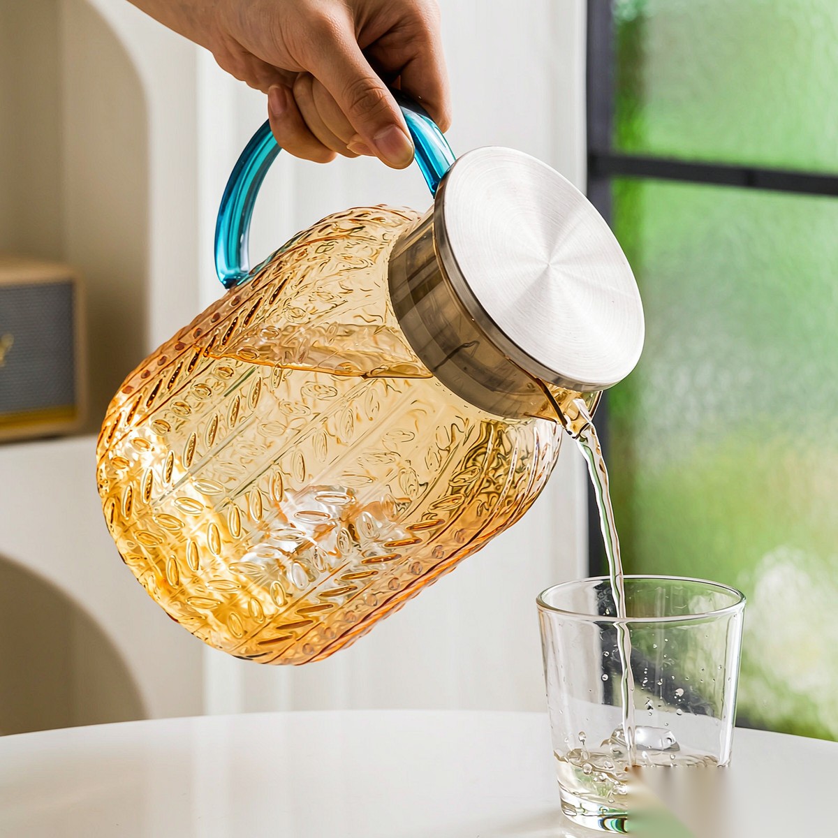 BY-9196B unbreakable PC full-handle water pitcher (tea) - being poured by hand