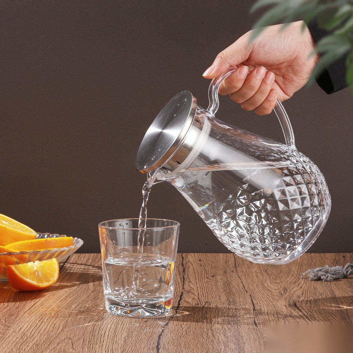 BY-9197C unbreakable PC full-handle water pitcher (steel) - being poured by hand