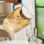 BY-9199A unbreakable PC full-handle water pitcher (tea) - being poured by hand
