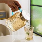 BY-9199B unbreakable PC full-handle water pitcher (tea) - being poured by hand