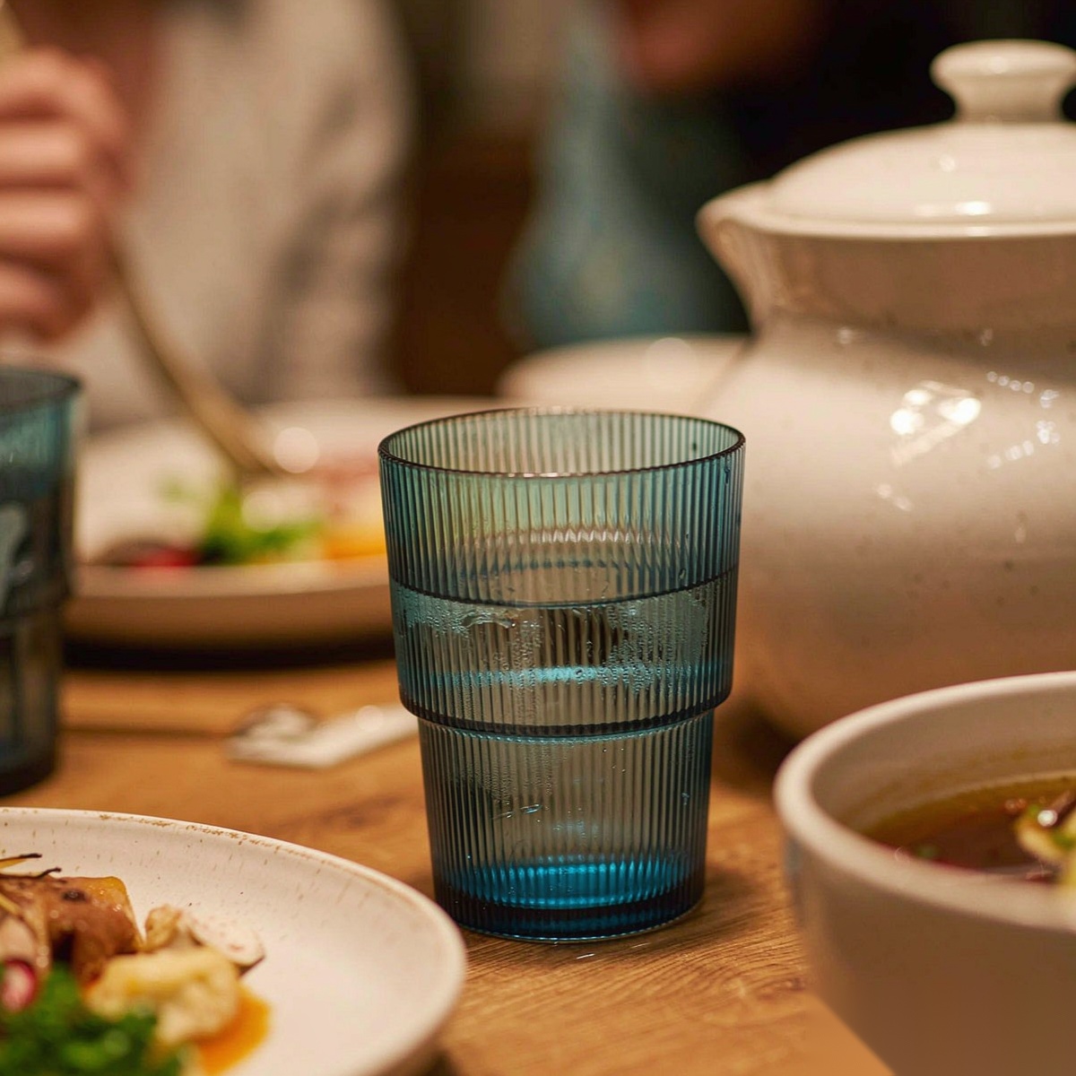 detail 02 by 8020b elsjoy acrylic bamboo ribbed tumbler cup 450ml blue std dining table dinner scene