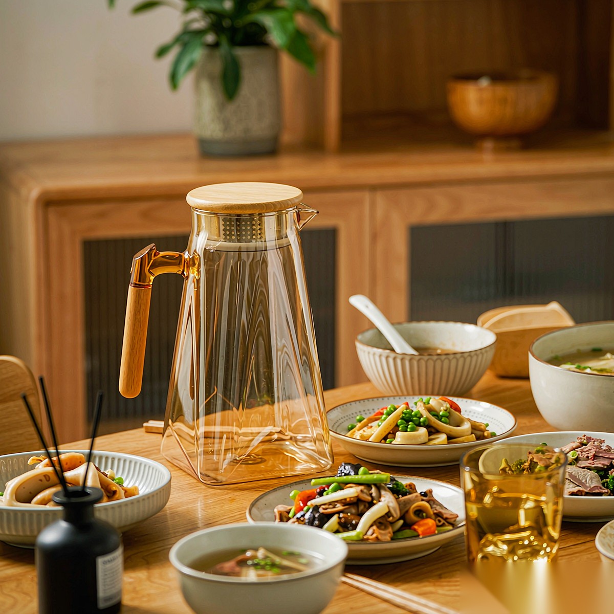 BY-9183B 1500 ml unbreakable PC full-handle water pitcher (tea) - set on a dining table for dinner