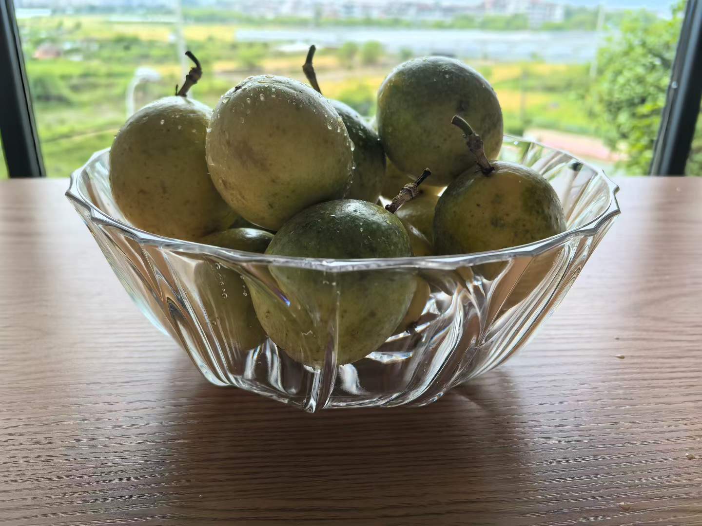 detail‑petal‑bowl‑filled‑with‑passion‑fruit‑display