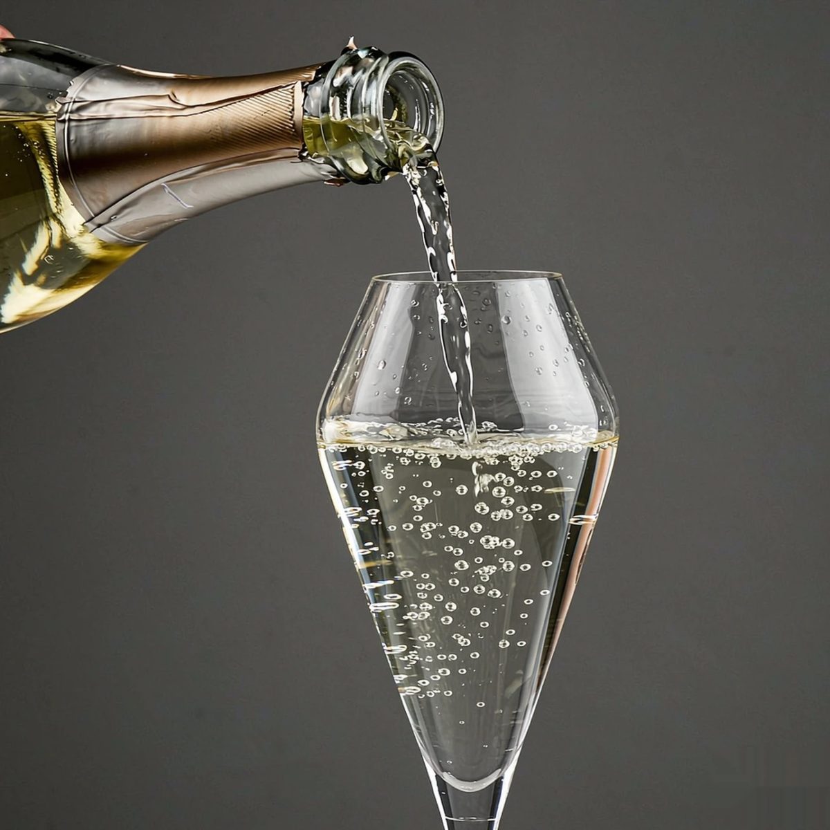 BY-9921B PC wine goblet in pouring action shot