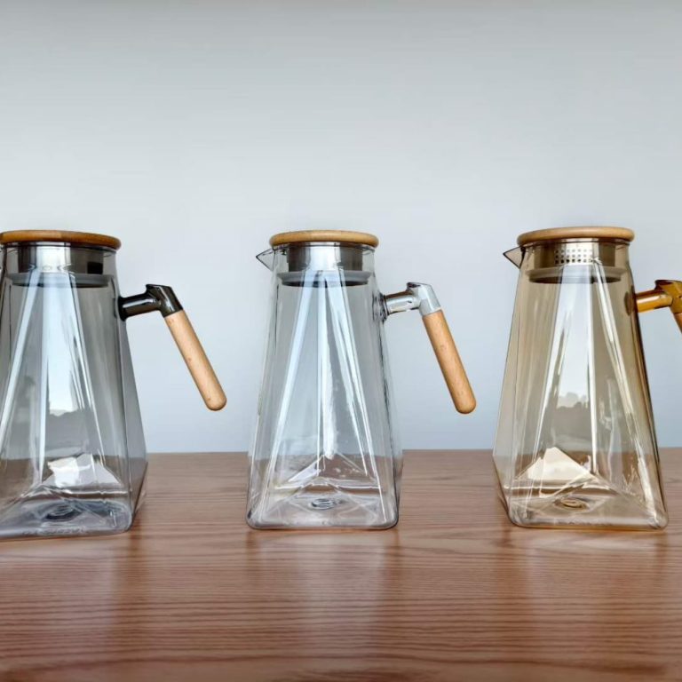 pc‑plastic‑water‑pitcher‑wood‑handle‑multi‑color‑hotel‑kitchen