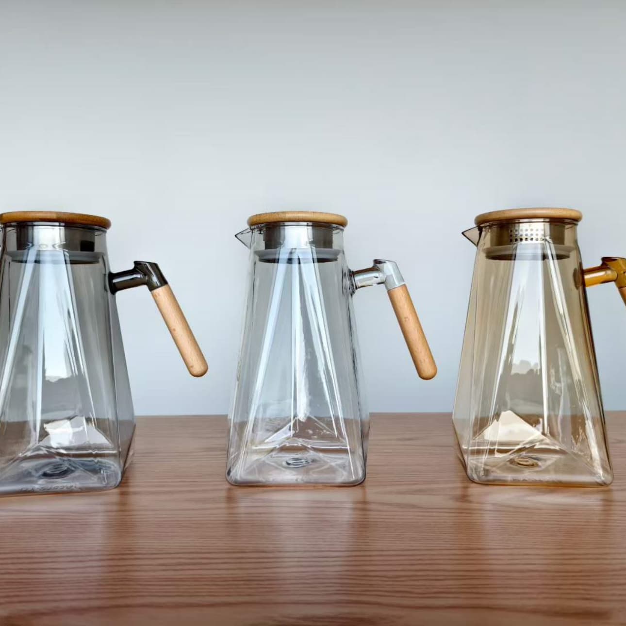 pc‑plastic‑water‑pitcher‑wood‑handle‑multi‑color‑hotel‑kitchen