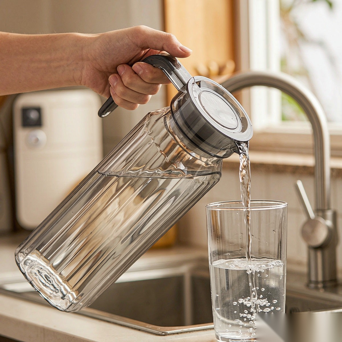 detail 01 by 9141b elsjoy acrylic water pitcher 1500ml gray std handheld pouring scene