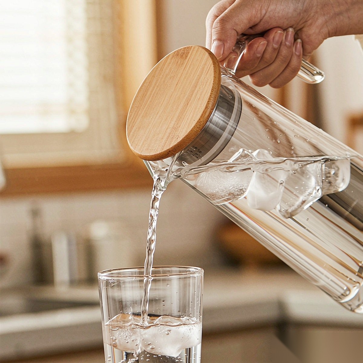 detail 01 by 9160b elsjoy acrylic water pitcher 1500ml trans wood handheld pouring scene